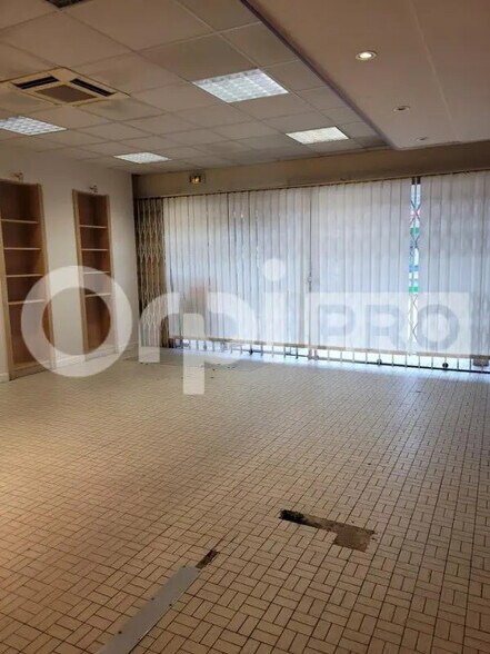 Retail in Gradignan for lease - Interior Photo - Image 1 of 4