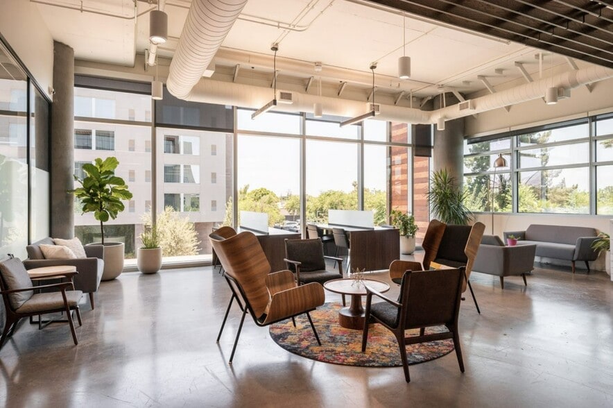 2801 E Camelback Rd, Phoenix, AZ for lease - Interior Photo - Image 2 of 10