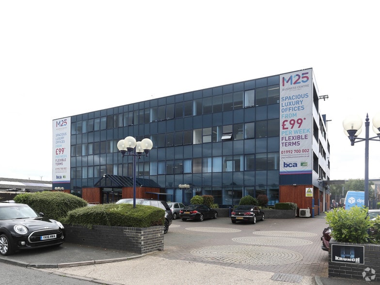 121 Brooker Rd, Waltham Abbey for lease - Primary Photo - Image 1 of 124