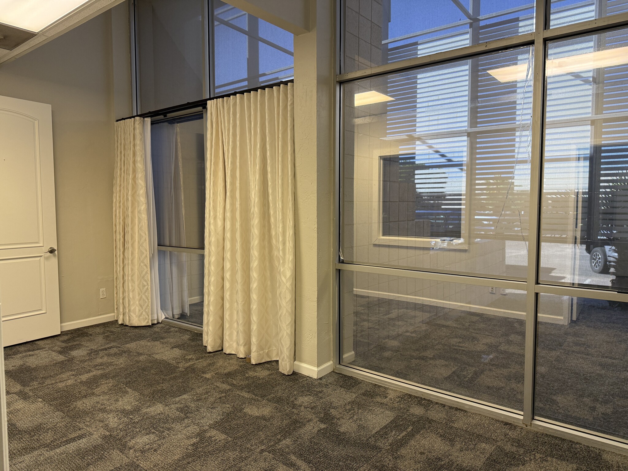 21617 N 2nd Ave, Phoenix, AZ for lease Interior Photo- Image 1 of 6