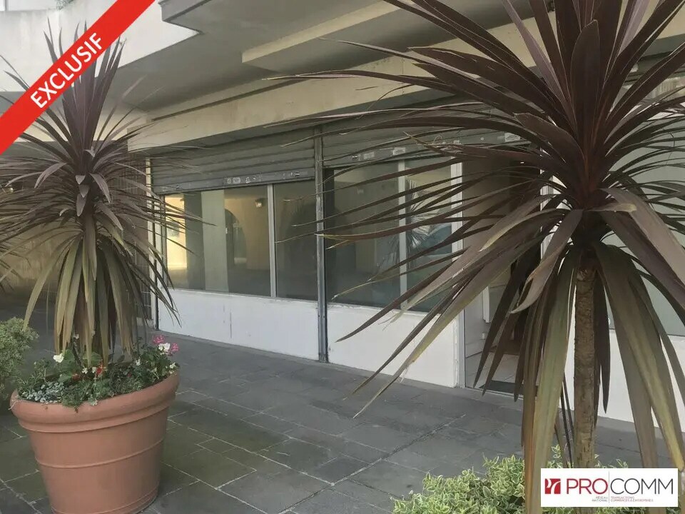 Flex in Vincennes for sale Building Photo- Image 1 of 7