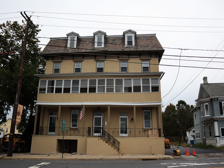 103 Main St, Walnutport, PA for sale - Building Photo - Image 1 of 1