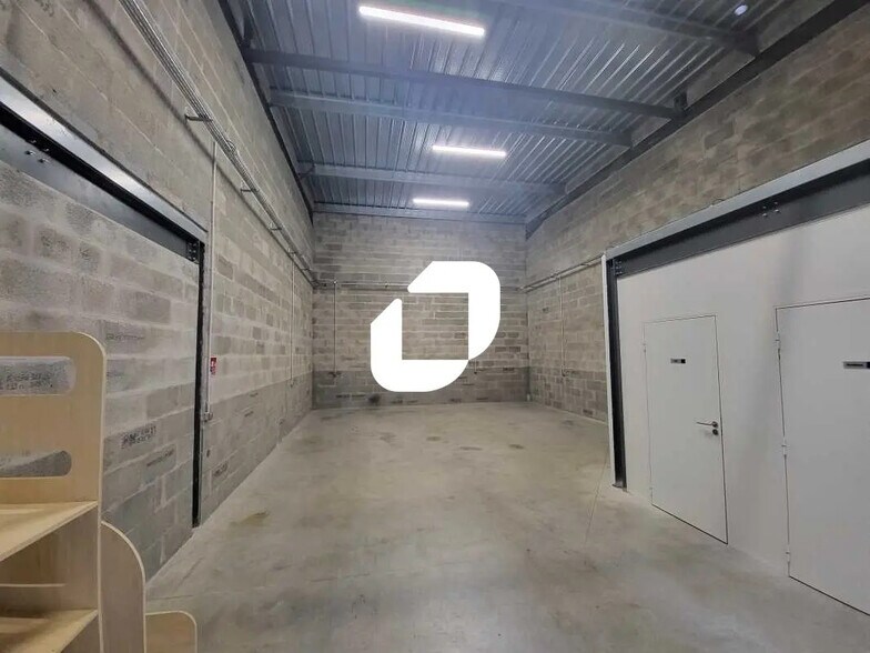 Flex in Pessac for lease - Interior Photo - Image 3 of 5