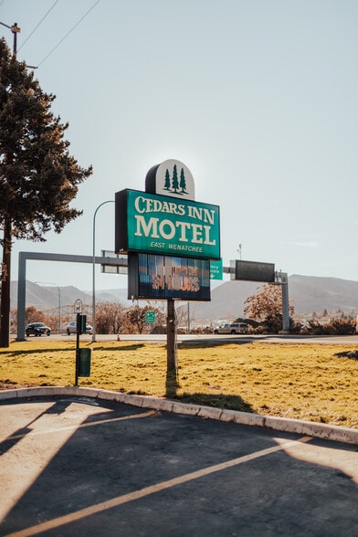 80 9th St NE, East Wenatchee, WA for sale - Primary Photo - Image 1 of 1