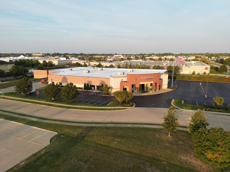 615 W Town Center Blvd, Champaign, IL for lease - Primary Photo - Image 1 of 2