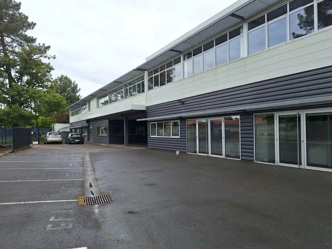 Office in Gradignan for lease Building Photo- Image 1 of 10