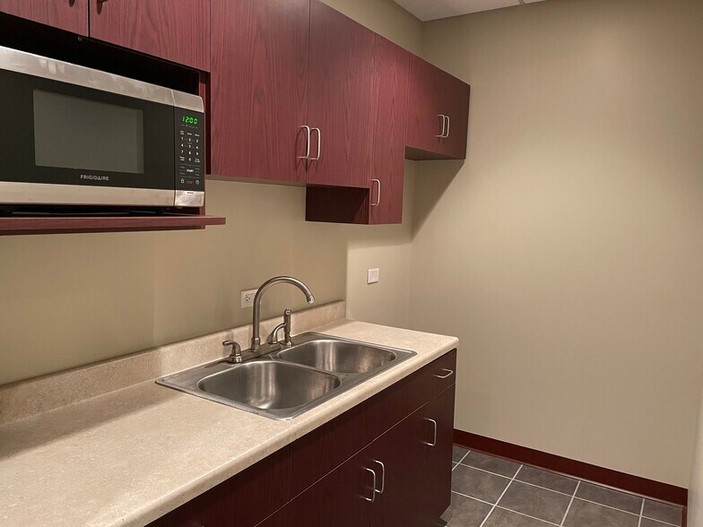 101 Theodore Dr, Oswego, IL for lease - Interior Photo - Image 3 of 30