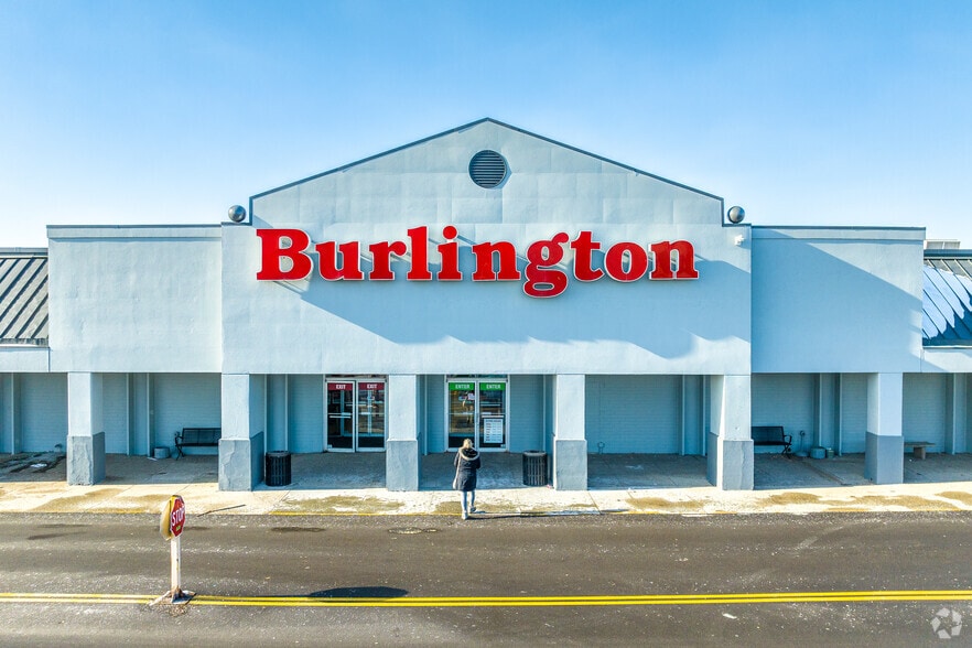 4100-4140 Merle Hay Rd, Des Moines, IA for lease - Building Photo - Image 3 of 9