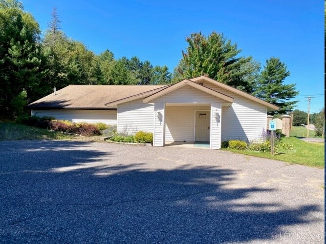 1101 Randall Dr, Ishpeming, MI for sale Primary Photo- Image 1 of 1