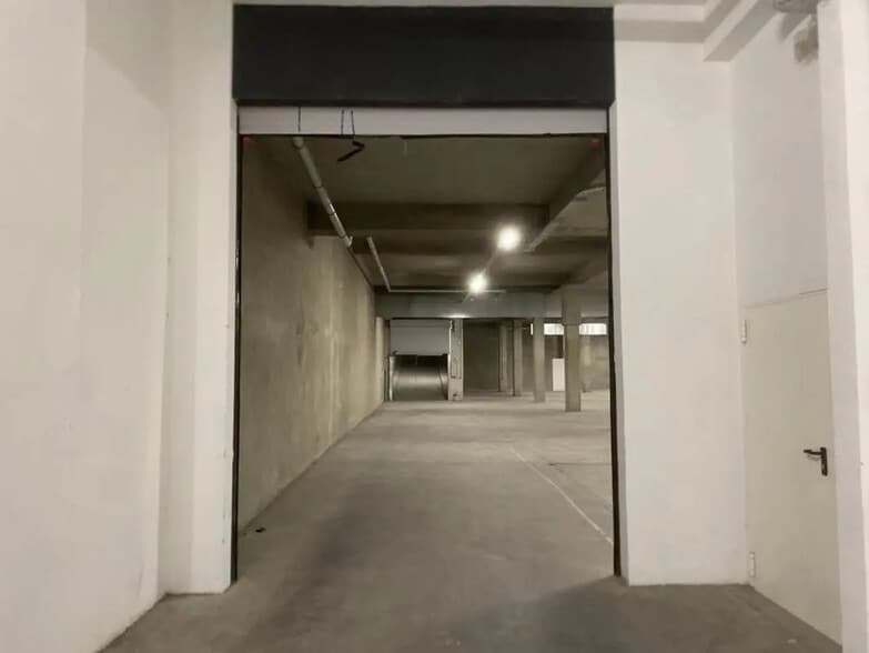 Industrial in Paris for lease - Interior Photo - Image 2 of 6