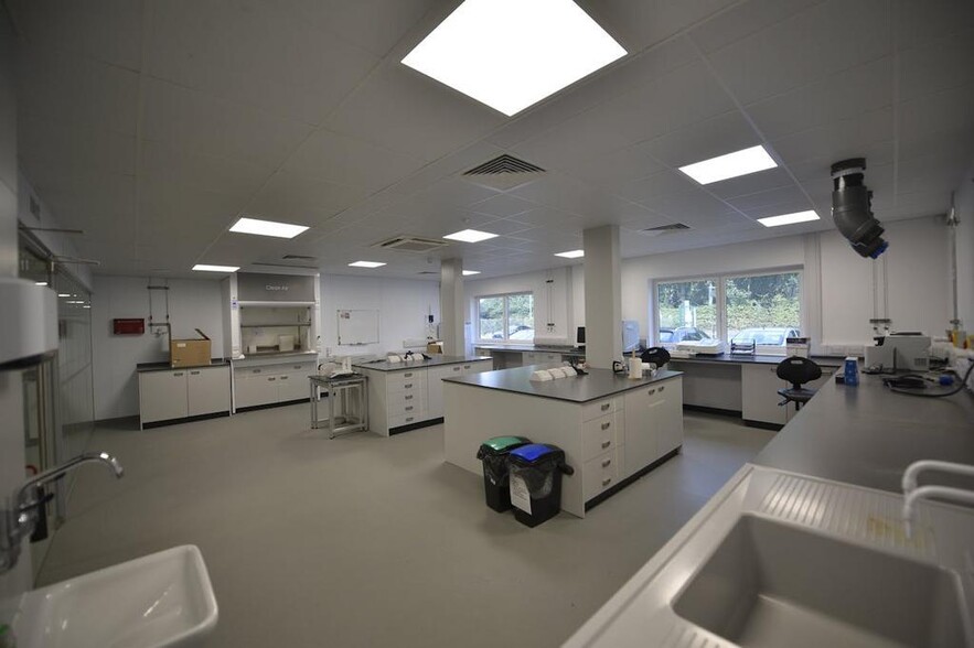 1 Crewe Rd, Manchester for lease - Building Photo - Image 3 of 26