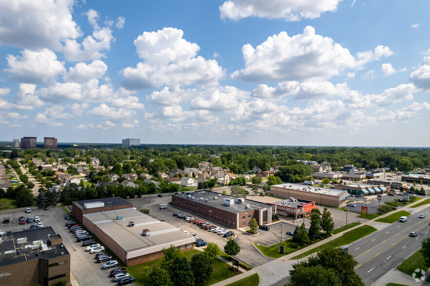 230 W Maple Rd, Troy, MI for sale - Aerial - Image 3 of 6