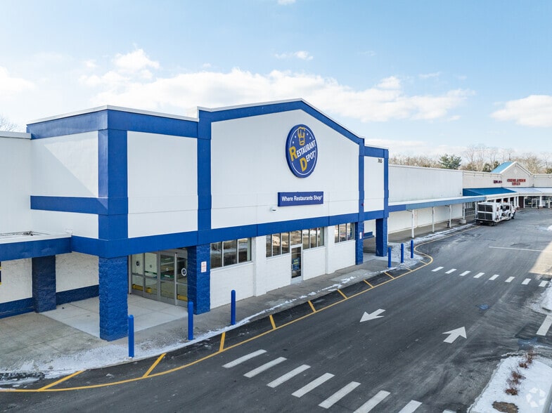 655-815 Old Country Rd, Riverhead, NY for lease - Building Photo - Image 1 of 1