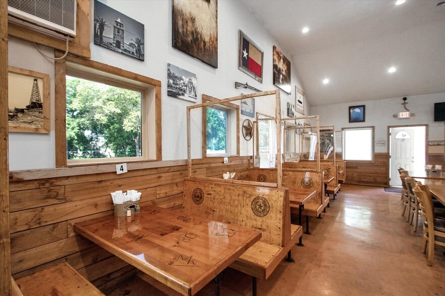 3710 Waterwood Pass, Elmendorf, TX for sale - Interior Photo - Image 3 of 42