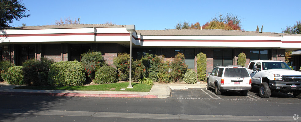 1041 N Demaree St, Visalia, CA for lease - Primary Photo - Image 1 of 11