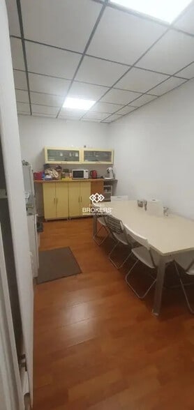 Retail in Grenoble for sale - Interior Photo - Image 3 of 8