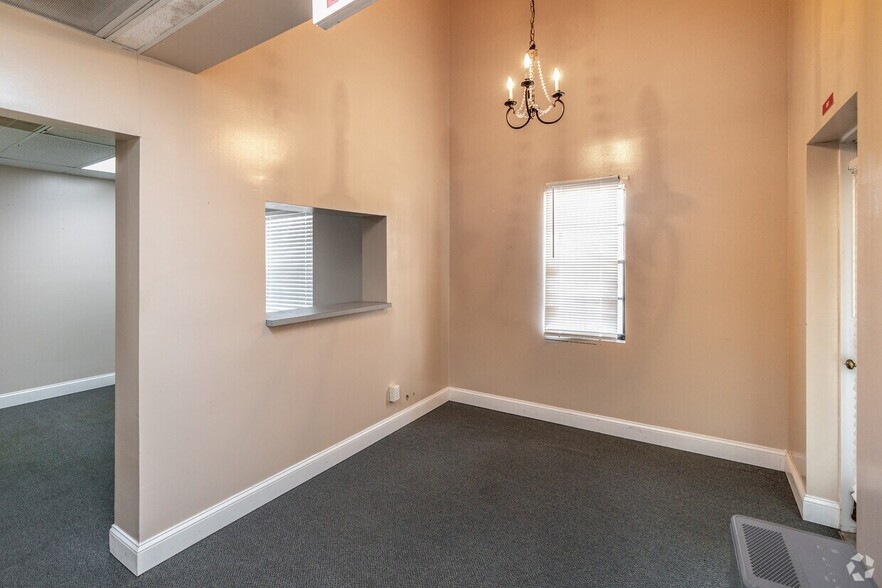 2189 Logan St, Clearwater, FL for lease - Interior Photo - Image 2 of 22