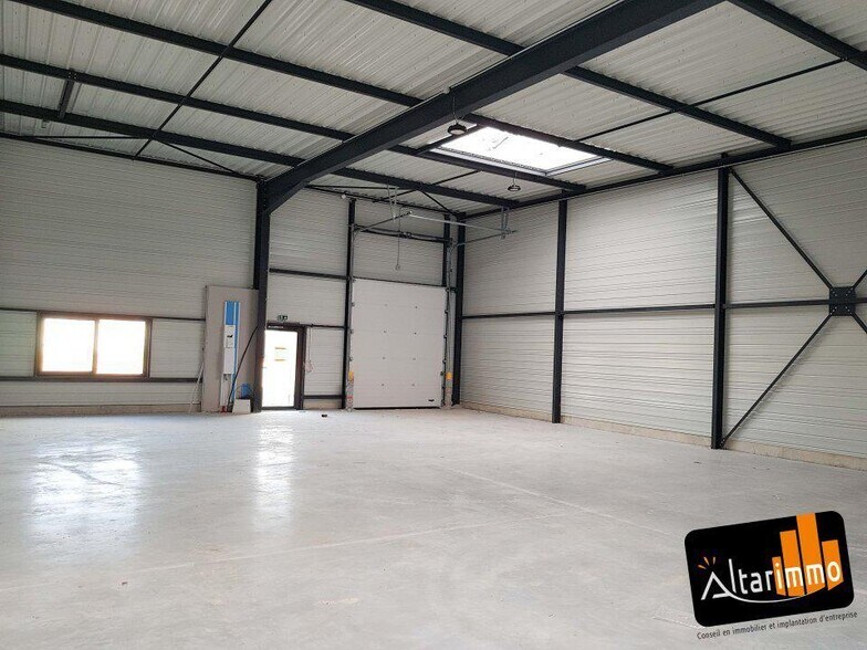 Flex in Dreux for lease - Interior Photo - Image 2 of 3