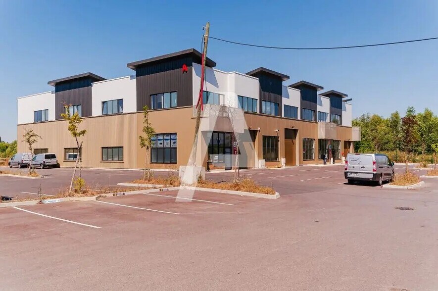 Flex in Saint-Pierre-du-Perray for sale - Building Photo - Image 2 of 8