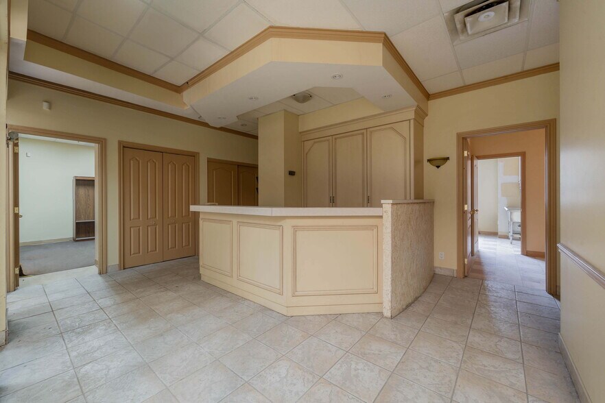 6058-6066 Rue Jean-Talon E, Montréal, QC for lease - Interior Photo - Image 2 of 8