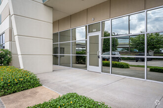 11710 North Freeway, Houston, TX for lease Building Photo- Image 2 of 19