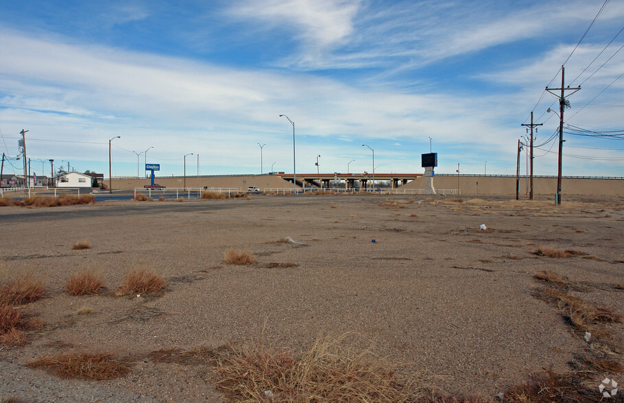 2000 N University Ave, Lubbock, TX for lease - Primary Photo - Image 1 of 3