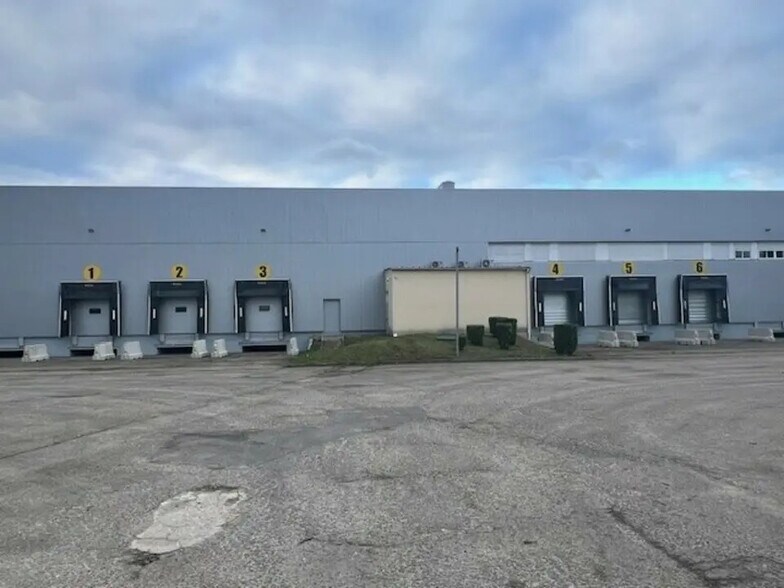 Industrial in Val-de-Reuil for lease - Building Photo - Image 2 of 12