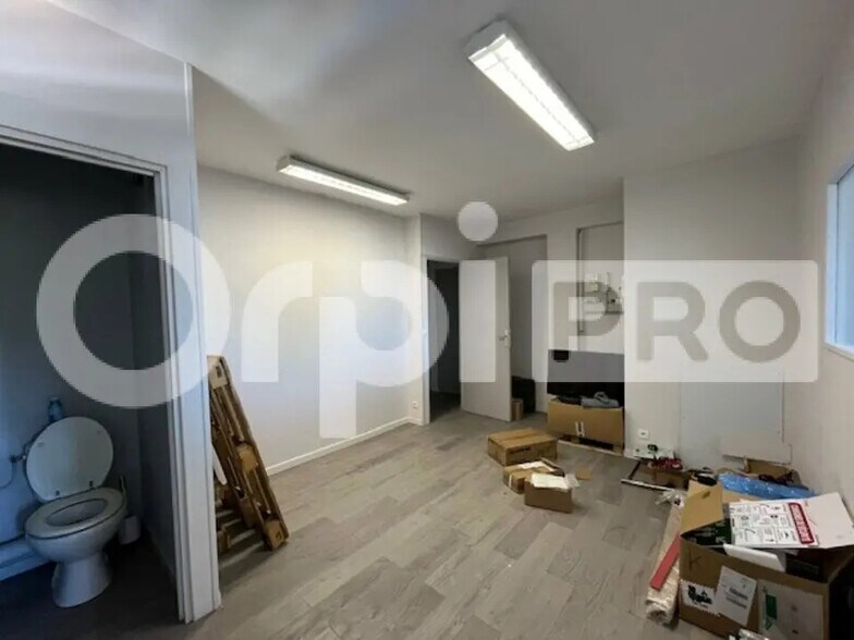 Office in Villecresnes for lease - Interior Photo - Image 3 of 11