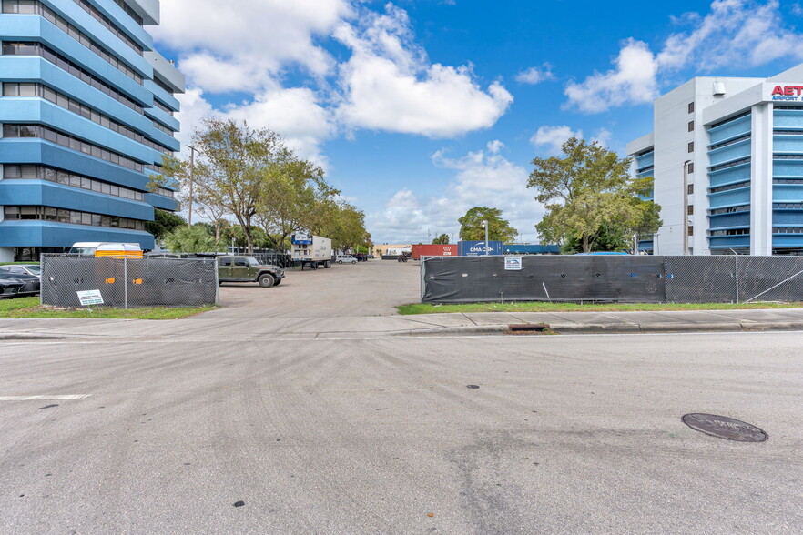 7240 NW 12th St, Miami, FL for lease - Building Photo - Image 2 of 21