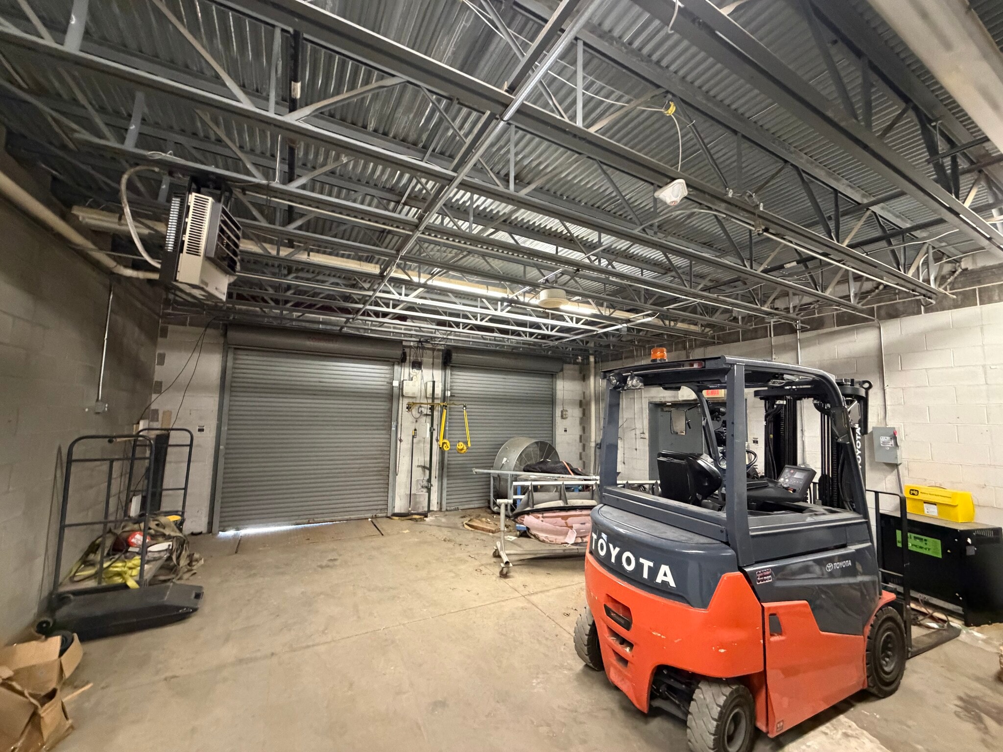 832 W Main St, Ravenna, OH for lease Interior Photo- Image 1 of 6