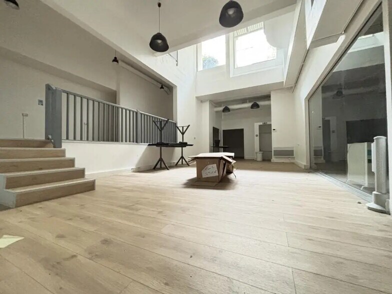 Office in Paris for lease - Building Photo - Image 2 of 8