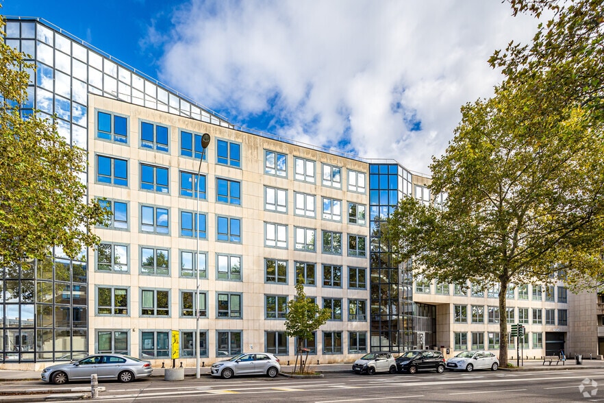 Office in Lyon for lease - Primary Photo - Image 1 of 2