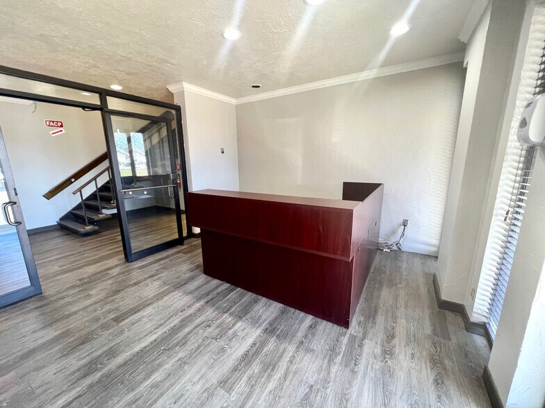 8909 Jackrabbit Rd, Houston, TX for lease - Lobby - Image 3 of 7