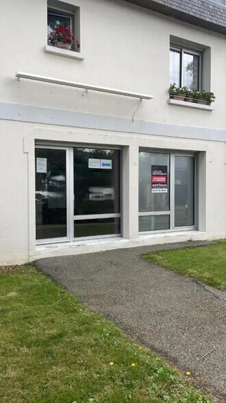 Retail in Vannes for lease - Building Photo - Image 1 of 5