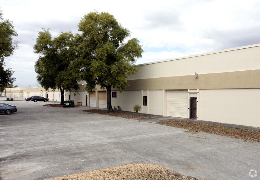 1107 53rd Ct S, Mangonia Park, FL for lease - Primary Photo - Image 1 of 47