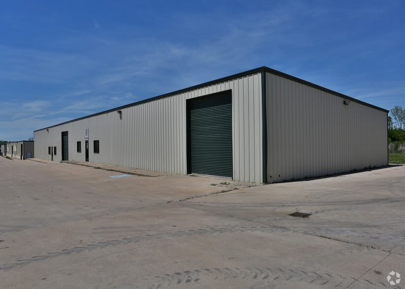 1748 N Main St, Cleburne, TX for lease - Building Photo - Image 3 of 8