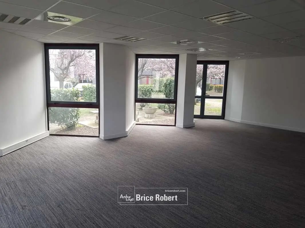 Office in Vénissieux for lease Interior Photo- Image 1 of 5