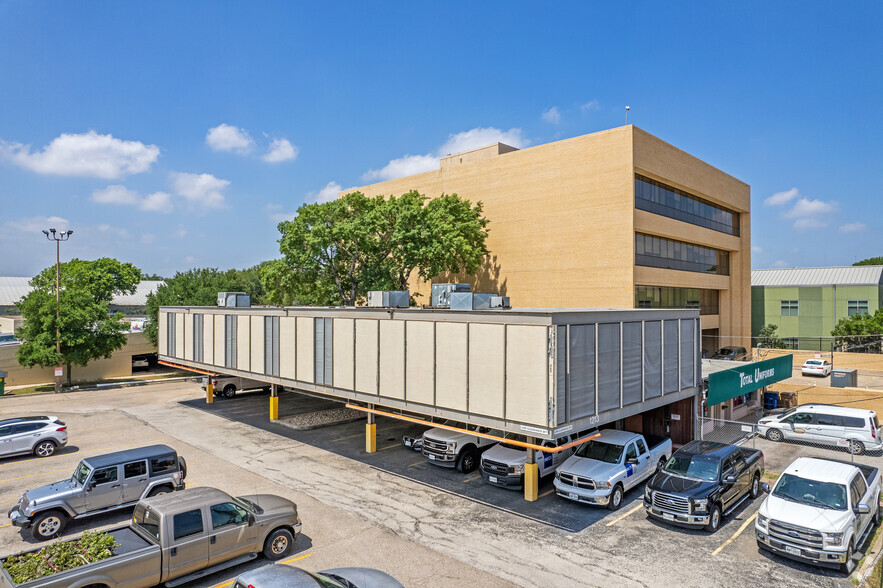 1305 W 34th St, Austin, TX for lease - Building Photo - Image 3 of 22