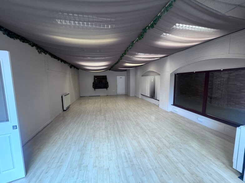 Priory Sq, Salisbury for lease - Building Photo - Image 3 of 6