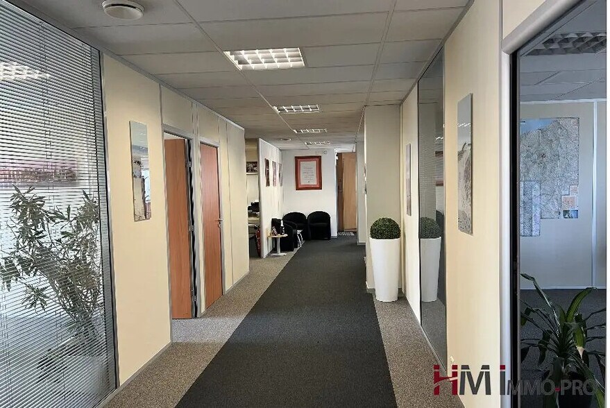 Office in Rouen for lease - Building Photo - Image 3 of 6