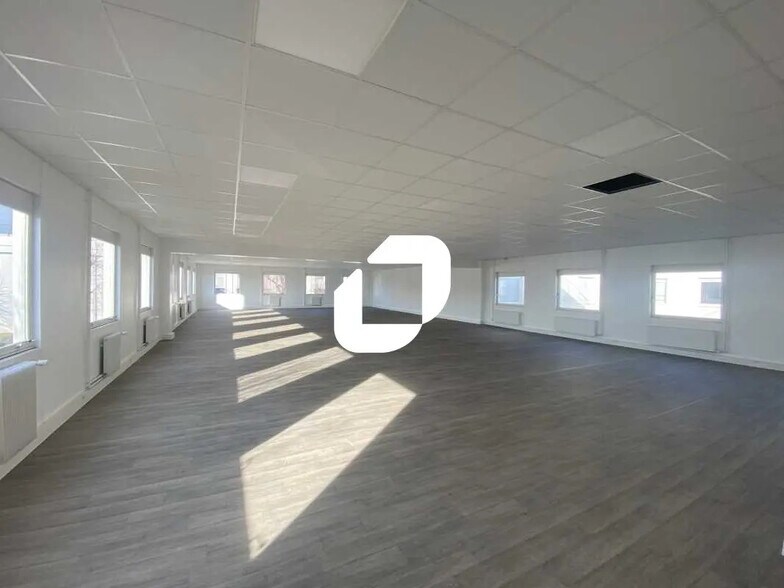 Office in Osny for sale - Interior Photo - Image 1 of 5
