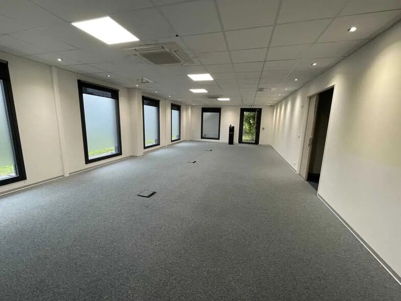 Office in Lacroix-Saint-Ouen for lease - Interior Photo - Image 3 of 7