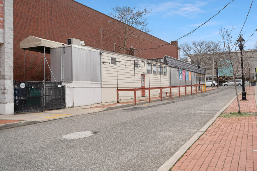 87 E Main St, Riverhead, NY for lease - Building Photo - Image 2 of 25