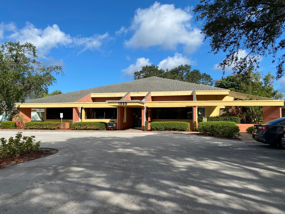 1555 Matthew Dr, Fort Myers, FL 33907