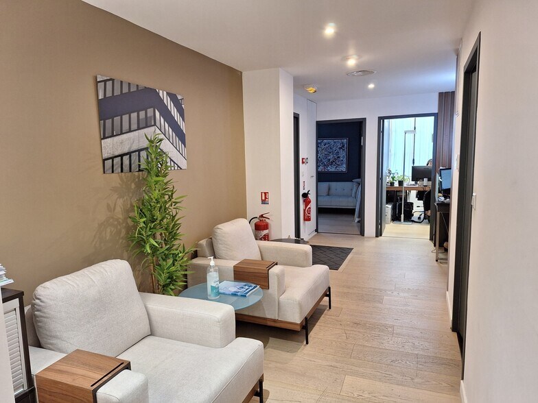 Office in Bordeaux for lease - Building Photo - Image 3 of 8