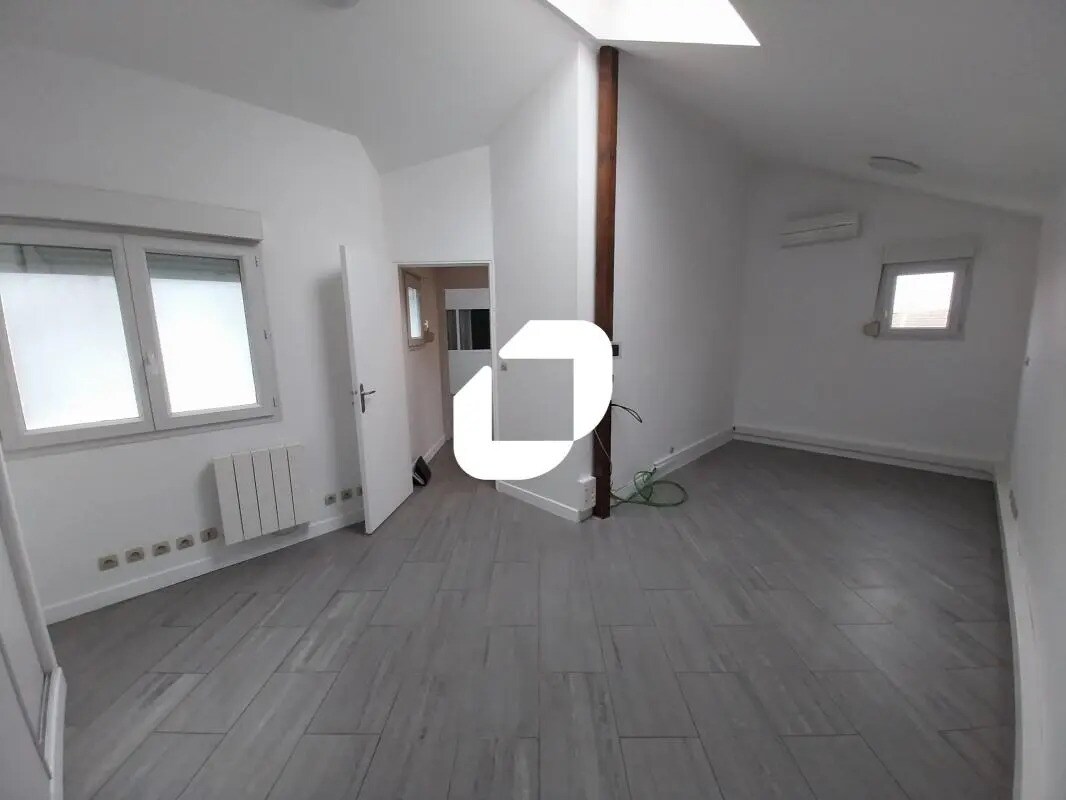 Office in Bry-sur-Marne for lease Interior Photo- Image 1 of 7