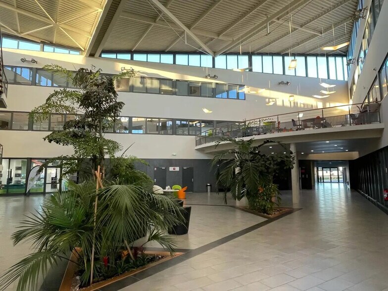 509 Contre Allee Route De Neufchatel, Isneauville for lease - Lobby - Image 3 of 35