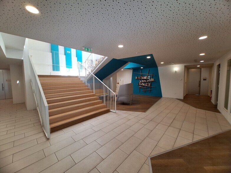 Office in Pessac for lease - Building Photo - Image 2 of 17