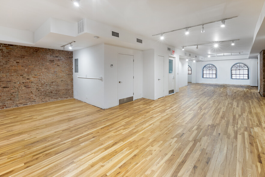 16 E 41st St, New York, NY for lease - Interior Photo - Image 1 of 16