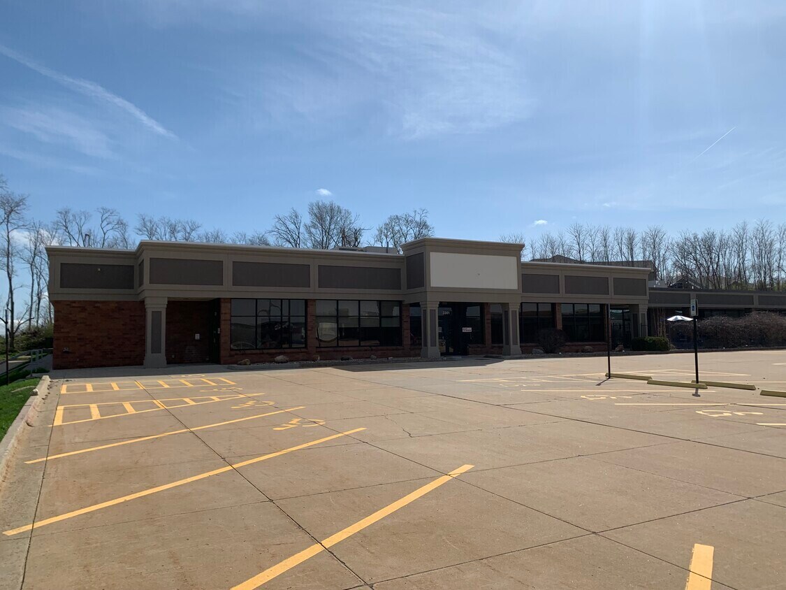 3201-3301 Armar Dr, Marion, IA for lease Primary Photo- Image 1 of 11